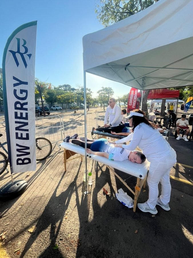 Público recebendo quick massage na ativação de marca da BW Energy, no Rio de Janeiro — ativação de marca com quick massage para eventos.