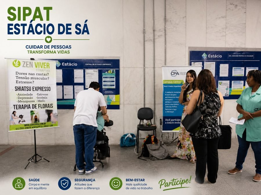 Colaboradores recebendo quick massage em cadeira ergonômica durante evento corporativo da Estácio de Sá, no Rio de Janeiro — serviço de massagem expressa para empresas e SIPAT.