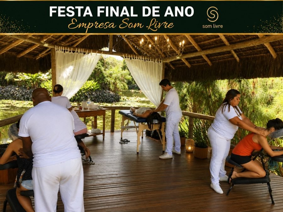 Colaboradores recebendo quick massage em cadeira ergonômica durante evento corporativo da Som Livre, no Rio de Janeiro — serviço de massagem expressa para empresas e SIPAT.