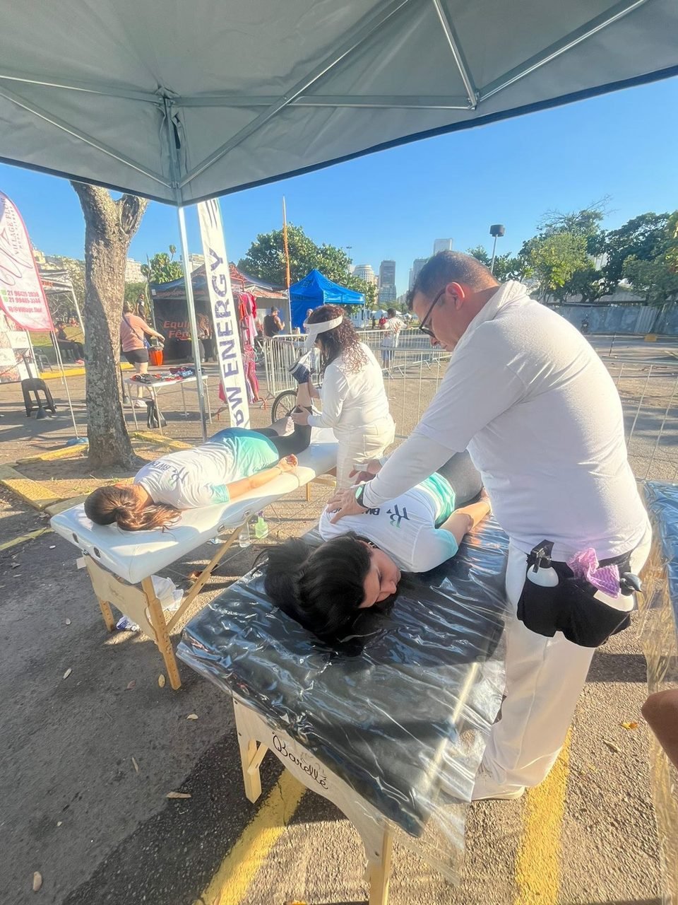 Público recebendo quick massage na ativação de marca da BW Energy, no Rio de Janeiro — ativação de marca com quick massage para eventos.