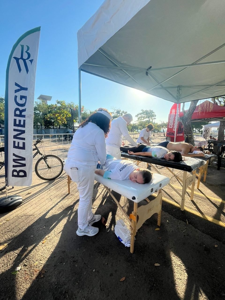 Público recebendo quick massage na ativação de marca da BW Energy, no Rio de Janeiro — ativação de marca com quick massage para eventos.