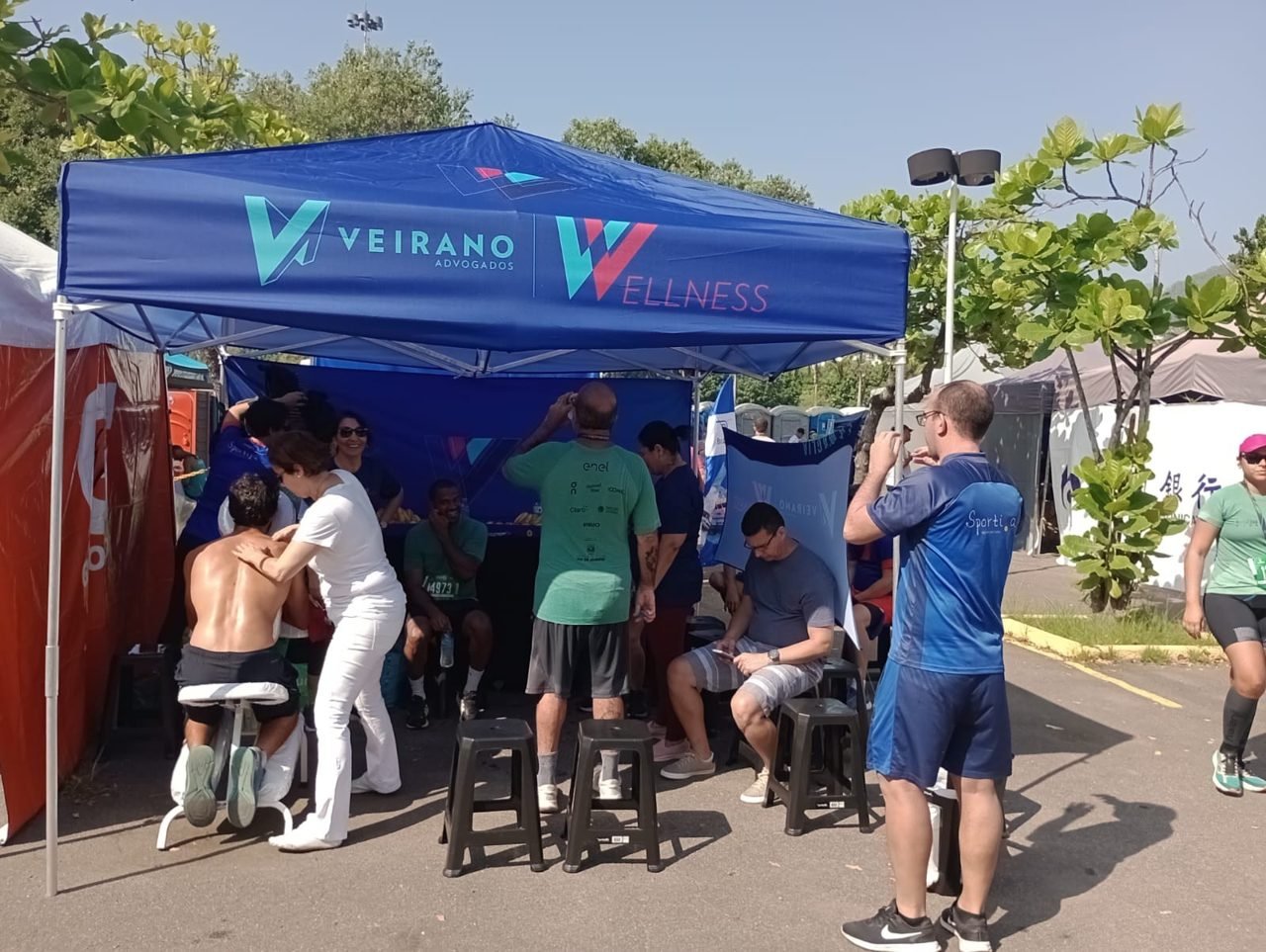 Público recebendo quick massage na ativação de marca da Veirano Advogados, no Rio de Janeiro — ativação de marca com quick massage para eventos.