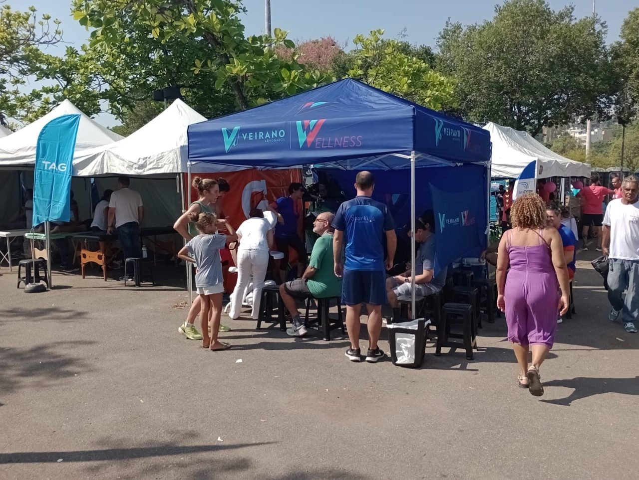 Público recebendo quick massage na ativação de marca da Veirano Advogados, no Rio de Janeiro — ativação de marca com quick massage para eventos.