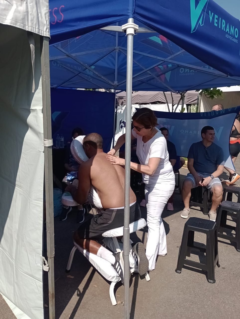 Público recebendo quick massage na ativação de marca da Veirano Advogados, no Rio de Janeiro — ativação de marca com quick massage para eventos.