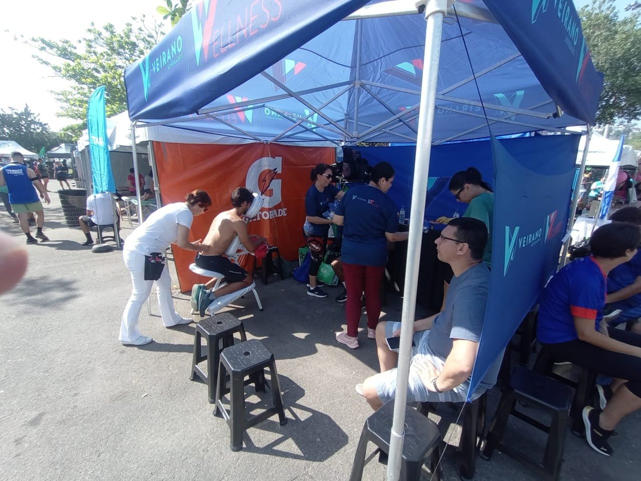 Público recebendo quick massage na ativação de marca da Veirano Advogados, no Rio de Janeiro — ativação de marca com quick massage para eventos.