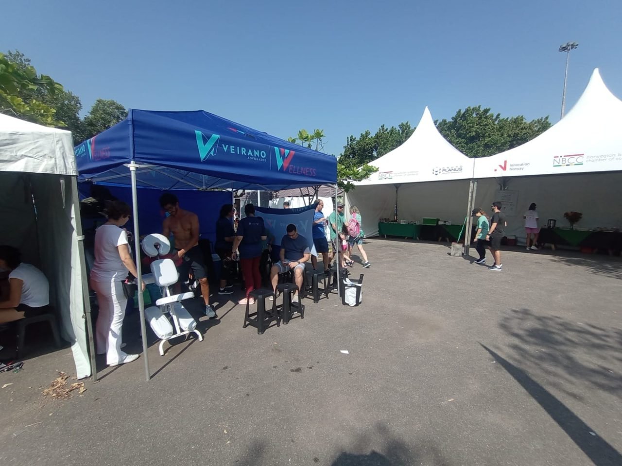 Público recebendo quick massage na ativação de marca da Veirano Advogados, no Rio de Janeiro — ativação de marca com quick massage para eventos.