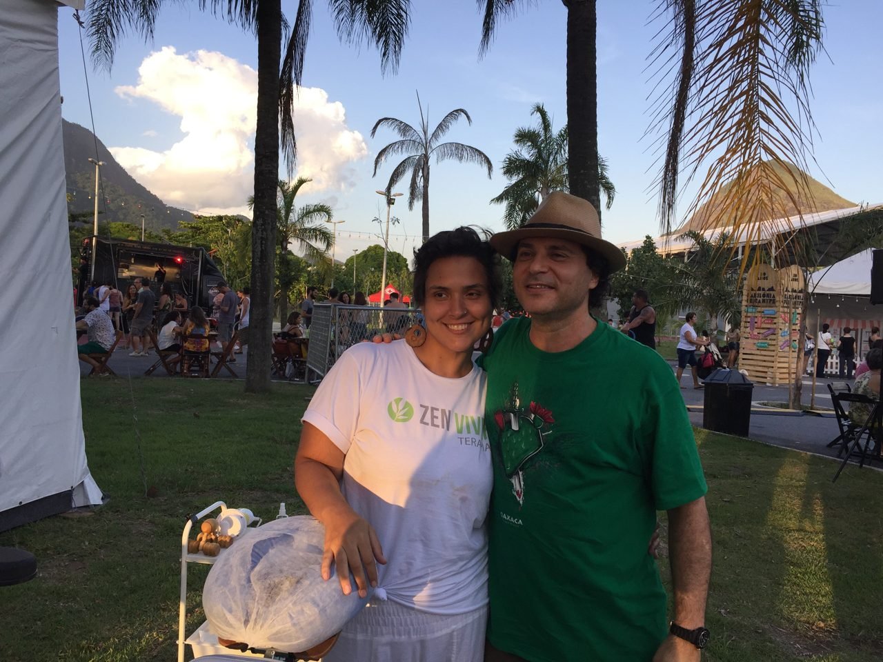Equipe da Zen Viver na montagem da estrutura de quick massage nos bastidores do evento, no Rio de Janeiro — estrutura profissional de quick massage para eventos.