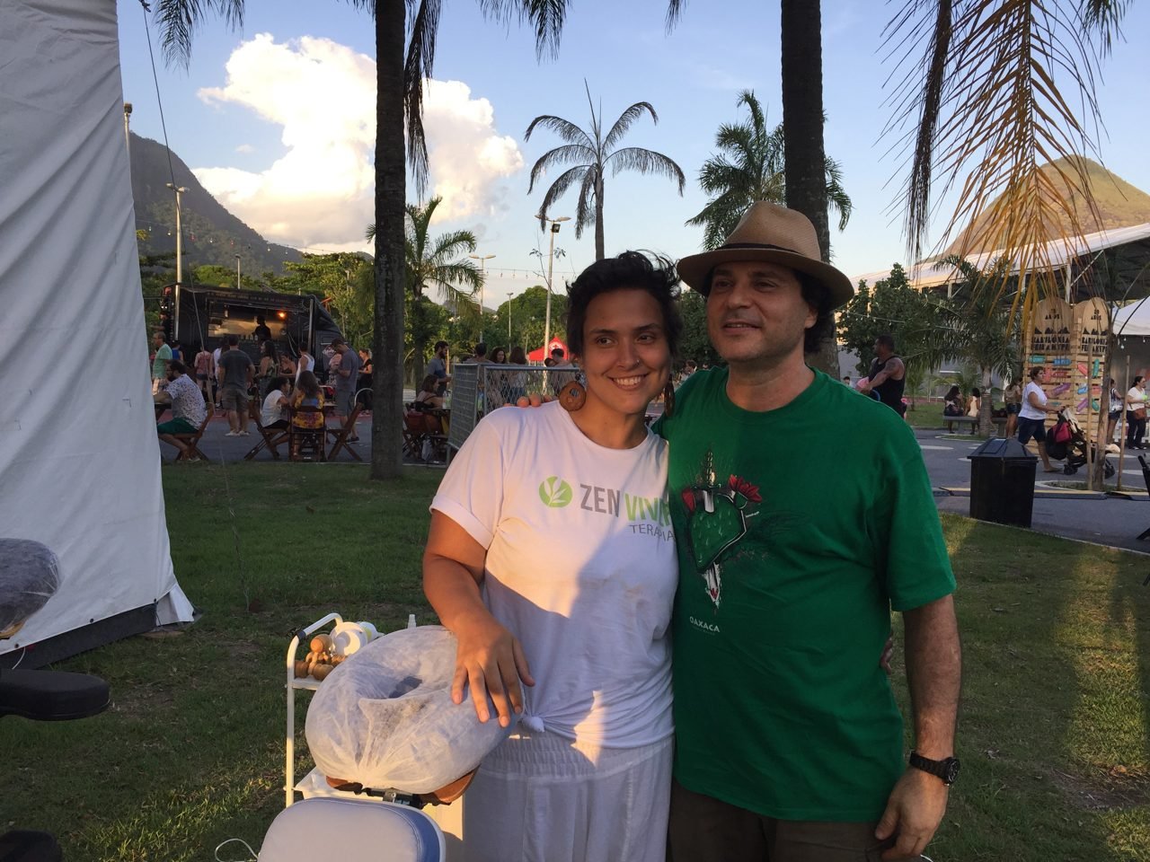 Equipe da Zen Viver na montagem da estrutura de quick massage nos bastidores do evento, no Rio de Janeiro Equipe da Zen Viver na montagem da estrutura de quick massage nos bastidores do evento, no Rio de Janeiro — estrutura profissional de quick massage para eventos.