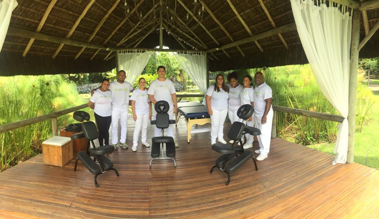 Equipe de terapeutas da Zen Viver em evento corporativo, no Rio de Janeiro Equipe de terapeutas da Zen Viver em evento corporativo, no Rio de Janeiro — equipe profissional de quick massage para eventos.