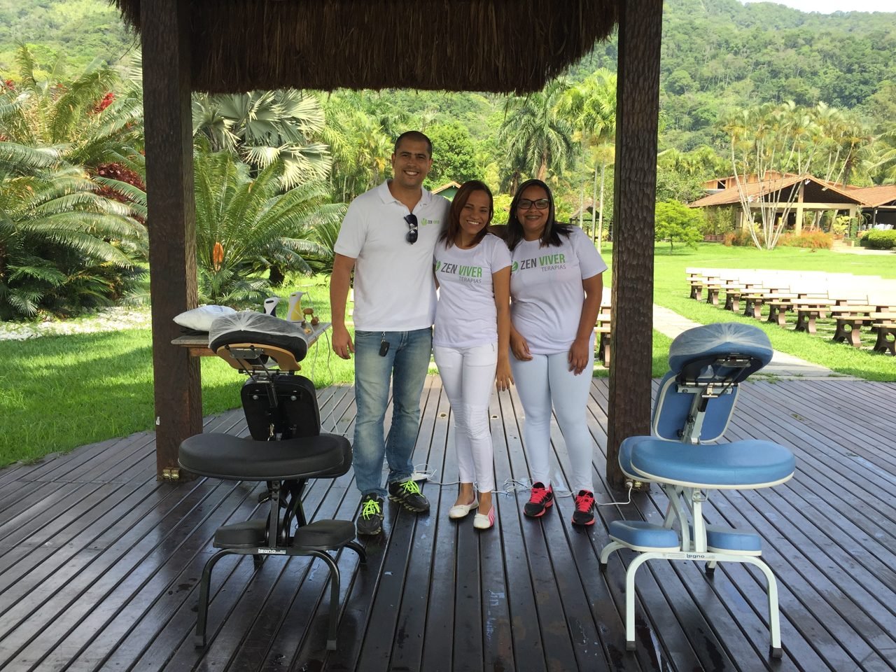 Estrutura de quick massage da Zen Viver montada com cadeiras e macas em ambiente de evento, no Rio de Janeiro — montagem de espaços de bem-estar para eventos corporativos.