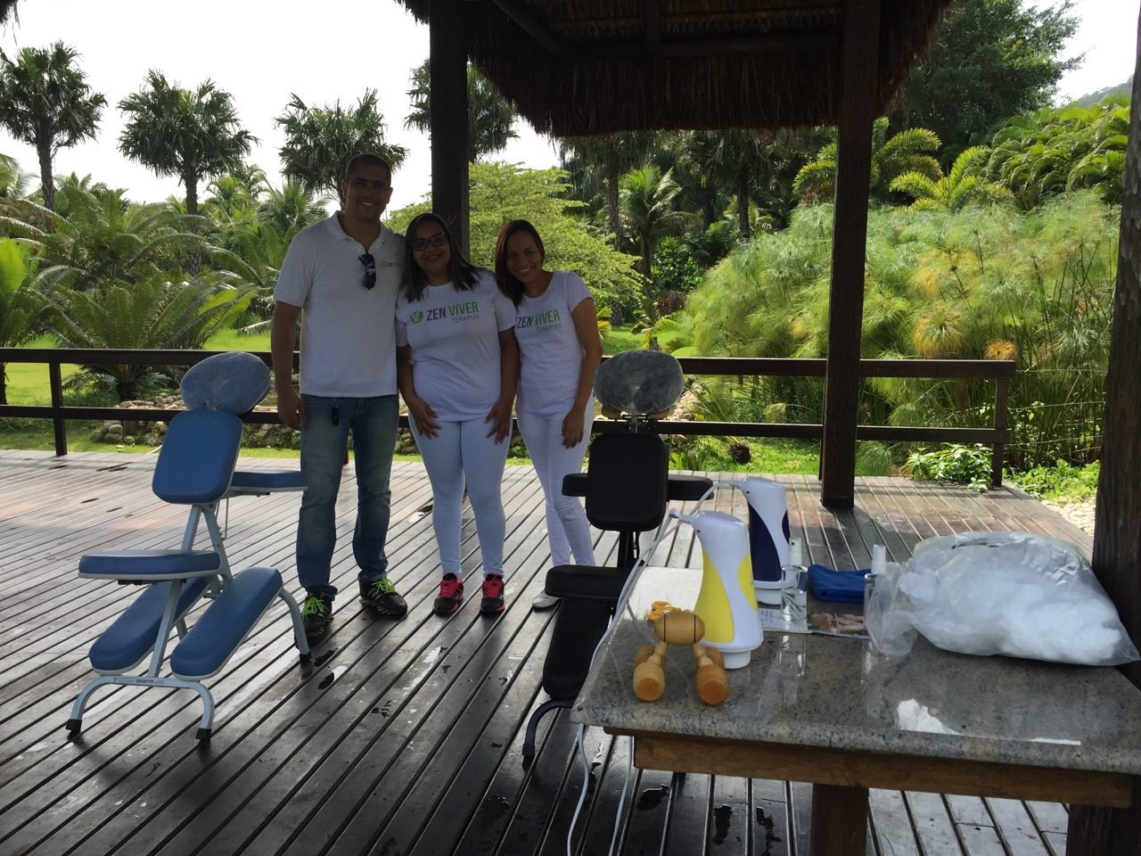 Estrutura de quick massage da Zen Viver montada com cadeiras e macas em ambiente de evento, no Rio de Janeiro — montagem de espaços de bem-estar para eventos corporativos.