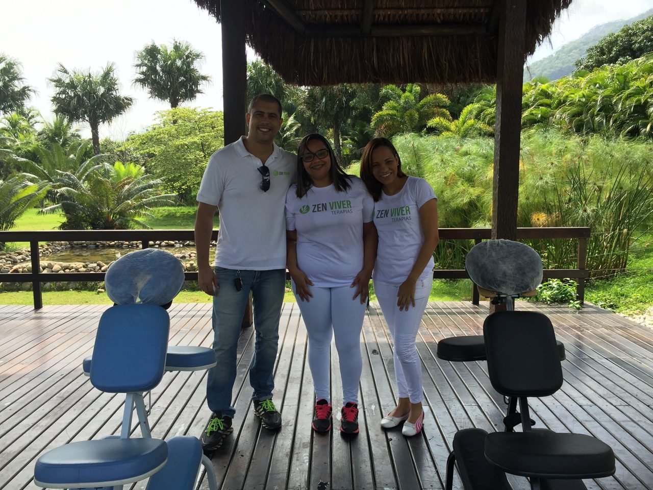 Estrutura de quick massage da Zen Viver montada com cadeiras e macas em ambiente de evento, no Rio de Janeiro — montagem de espaços de bem-estar para eventos corporativos.