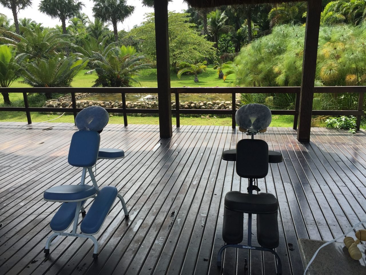 Estrutura de quick massage da Zen Viver montada com cadeiras e macas em ambiente de evento, no Rio de Janeiro — montagem de espaços de bem-estar para eventos corporativos.