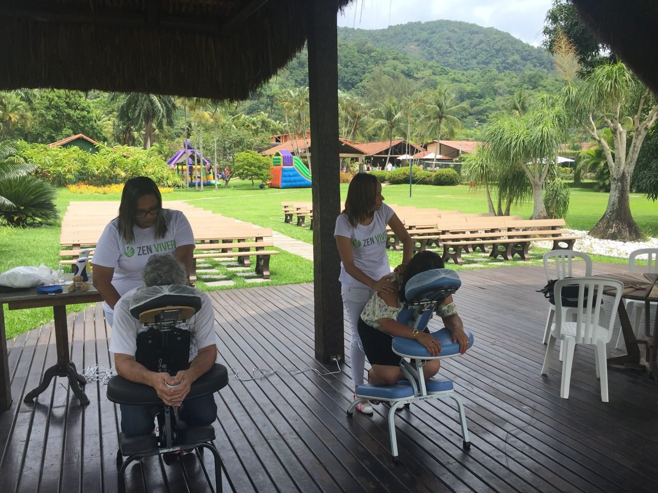 Estrutura de quick massage da Zen Viver montada com cadeiras e macas em ambiente de evento, no Rio de Janeiro — montagem de espaços de bem-estar para eventos corporativos.