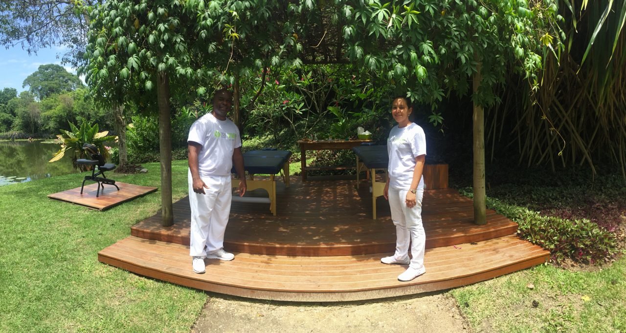 Estrutura de quick massage da Zen Viver montada com cadeiras e macas em ambiente de evento, no Rio de Janeiro — montagem de espaços de bem-estar para eventos corporativos.