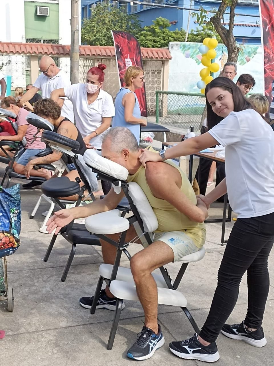 Colaboradores em sessão de ioga laboral e relaxamento no lounge wellness da Zen Viver, no Rio de Janeiro — lounge wellness e ioga laboral para empresas.