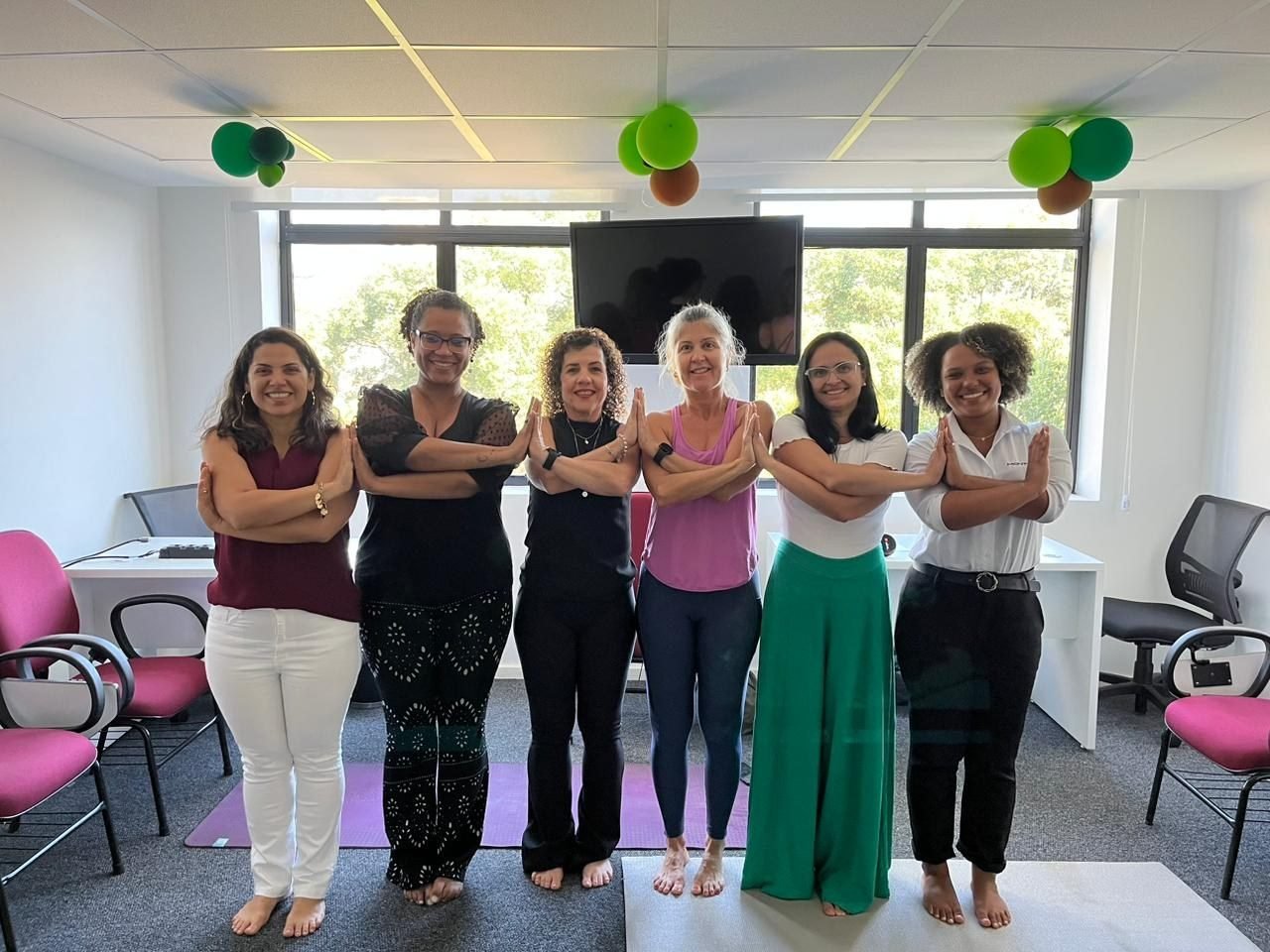 Colaboradores em sessão de ioga laboral e relaxamento no lounge wellness da Zen Viver, no Rio de Janeiro — lounge wellness e ioga laboral para empresas.