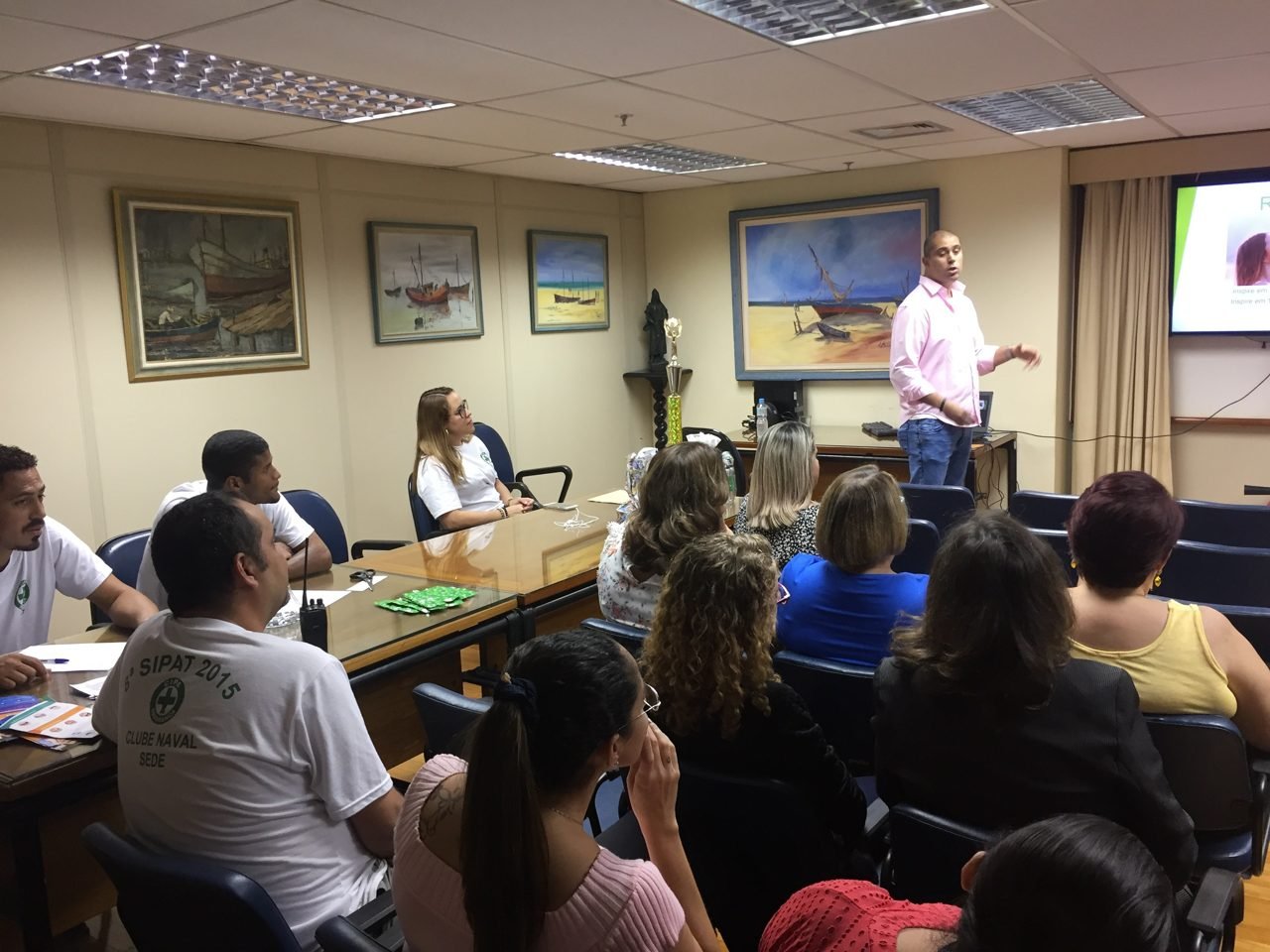 Participantes recebendo quick massage em área de bem-estar durante congresso, no Rio de Janeiro — quick massage para congressos e palestras corporativas.