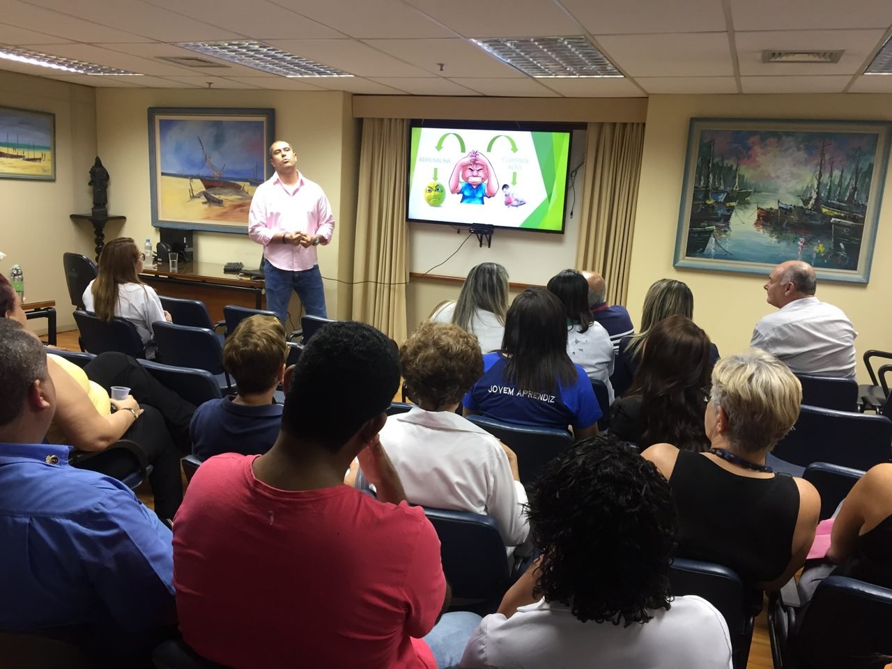 Participantes recebendo quick massage em área de bem-estar durante congresso, no Rio de Janeiro Participantes recebendo quick massage em área de bem-estar durante congresso, no Rio de Janeiro — quick massage para congressos e palestras corporativas.