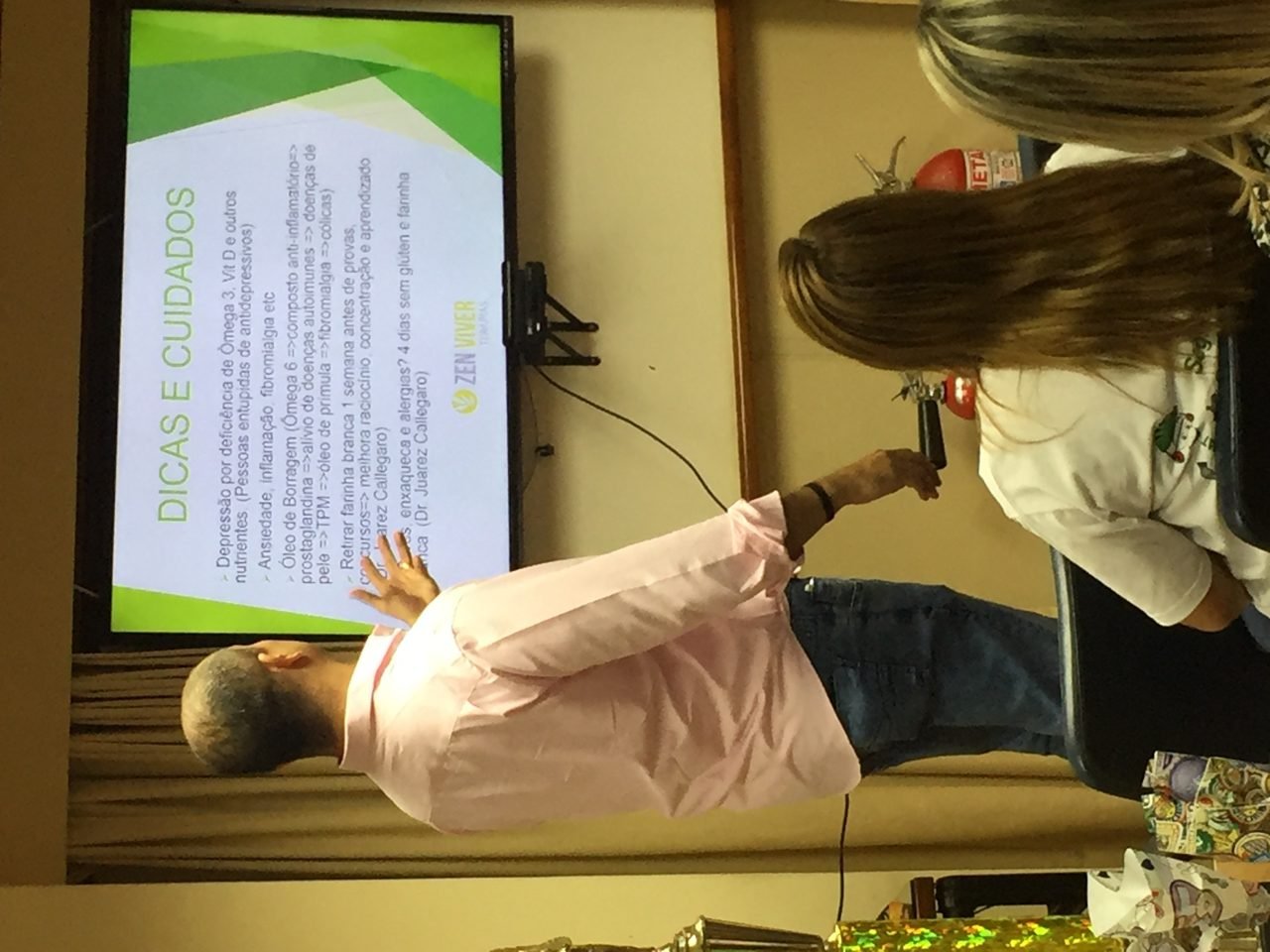 Participantes recebendo quick massage em área de bem-estar durante congresso, no Rio de Janeiro — quick massage para congressos e palestras corporativas.