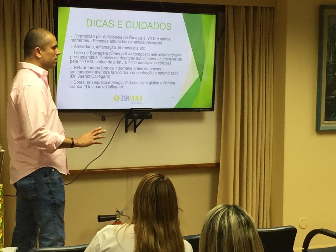 Participantes recebendo quick massage em área de bem-estar durante congresso, no Rio de Janeiro Participantes recebendo quick massage em área de bem-estar durante congresso, no Rio de Janeiro — quick massage para congressos e palestras corporativas.