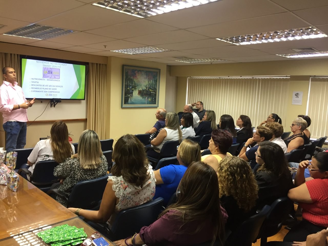 Participantes recebendo quick massage em área de bem-estar durante congresso, no Rio de Janeiro — quick massage para congressos e palestras corporativas.