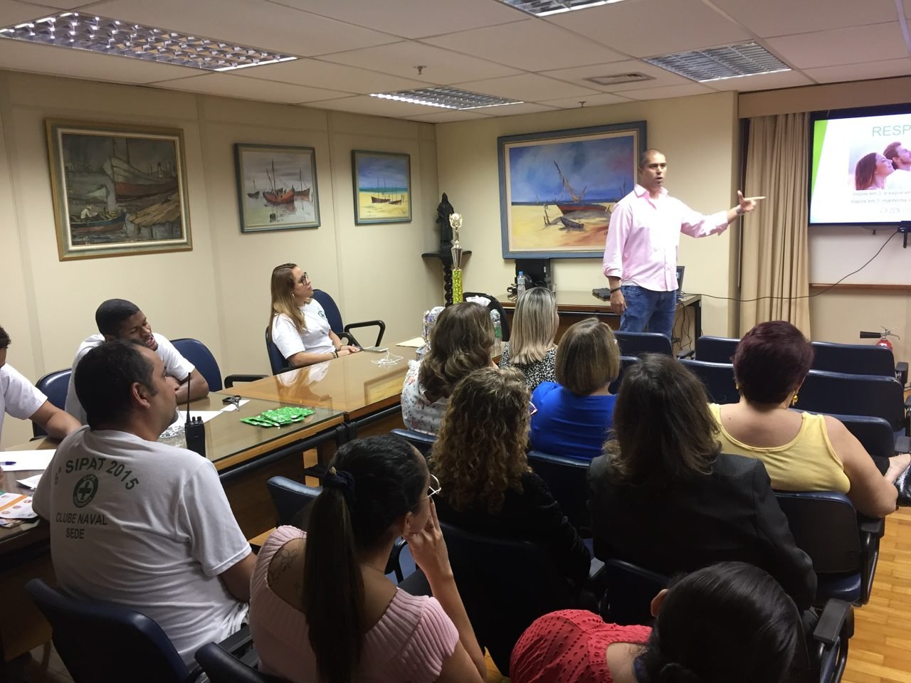 Participantes recebendo quick massage em área de bem-estar durante congresso, no Rio de Janeiro Participantes recebendo quick massage em área de bem-estar durante congresso, no Rio de Janeiro — quick massage para congressos e palestras corporativas.