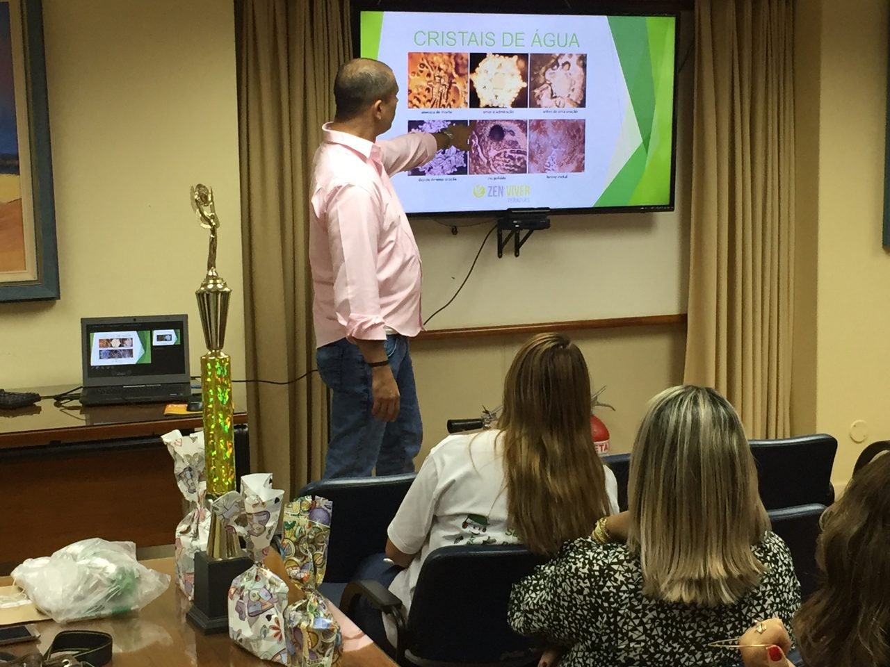 Participantes recebendo quick massage em área de bem-estar durante congresso, no Rio de Janeiro Participantes recebendo quick massage em área de bem-estar durante congresso, no Rio de Janeiro — quick massage para congressos e palestras corporativas.