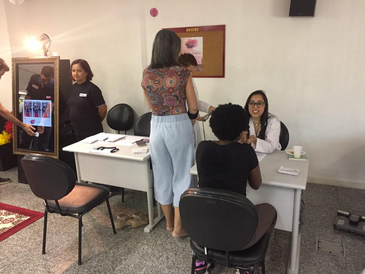 Participantes recebendo quick massage em área de bem-estar durante congresso, no Rio de Janeiro — quick massage para congressos e palestras corporativas.