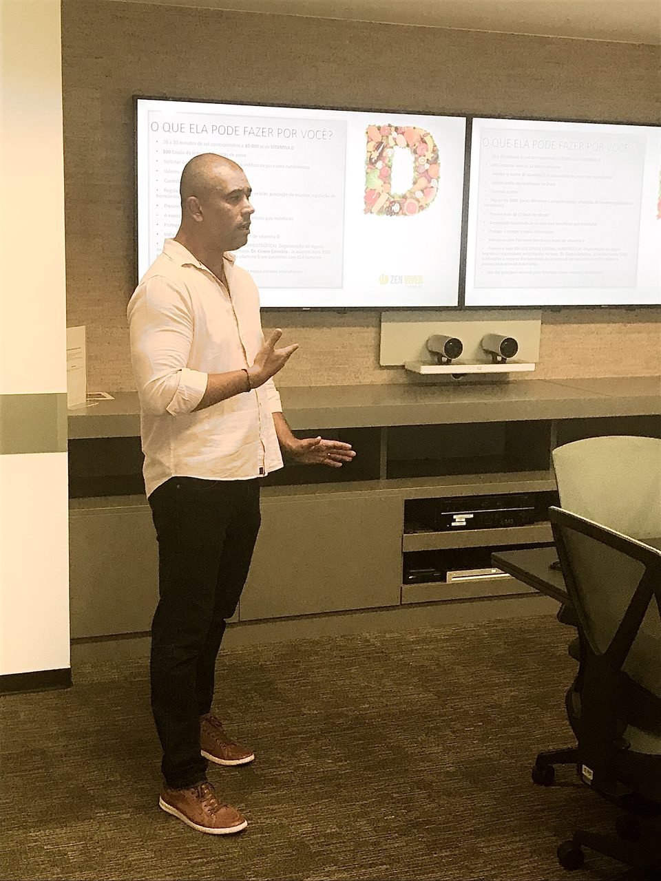 Participantes recebendo quick massage em área de bem-estar durante congresso, no Rio de Janeiro — quick massage para congressos e palestras corporativas.