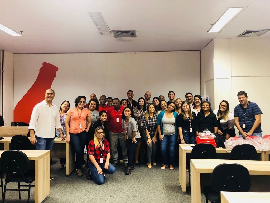 Público da convenção da Coca-Cola Andina acompanhando a programação em auditório corporativo, no Rio de Janeiro — ações de bem-estar e quick massage para convenções.
