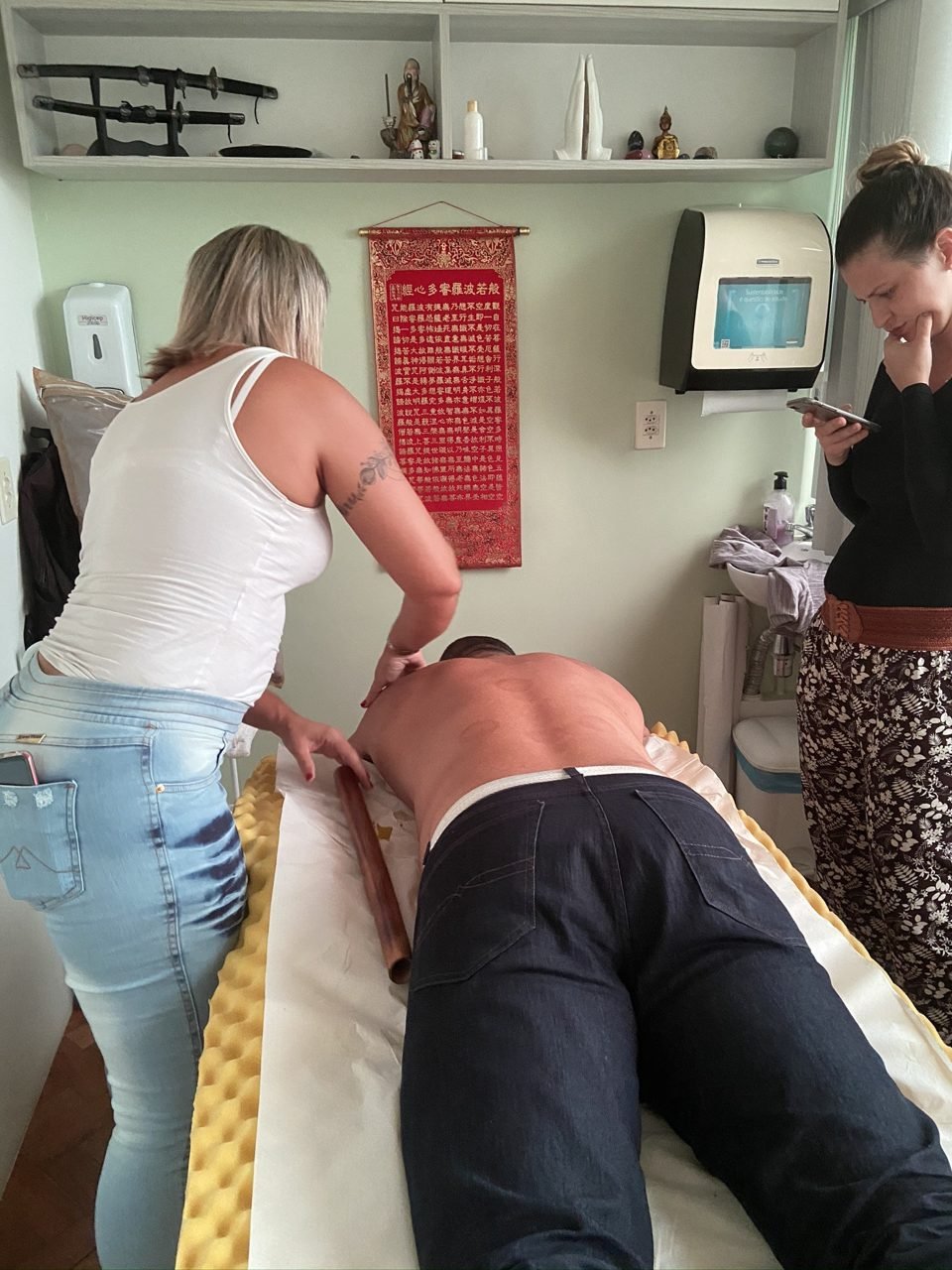 Colaboradores recebendo quick massage em cadeira ergonômica durante evento corporativo, no Rio de Janeiro Colaboradores recebendo quick massage em cadeira ergonômica durante evento corporativo, no Rio de Janeiro — serviço de massagem expressa para empresas e SIPAT.