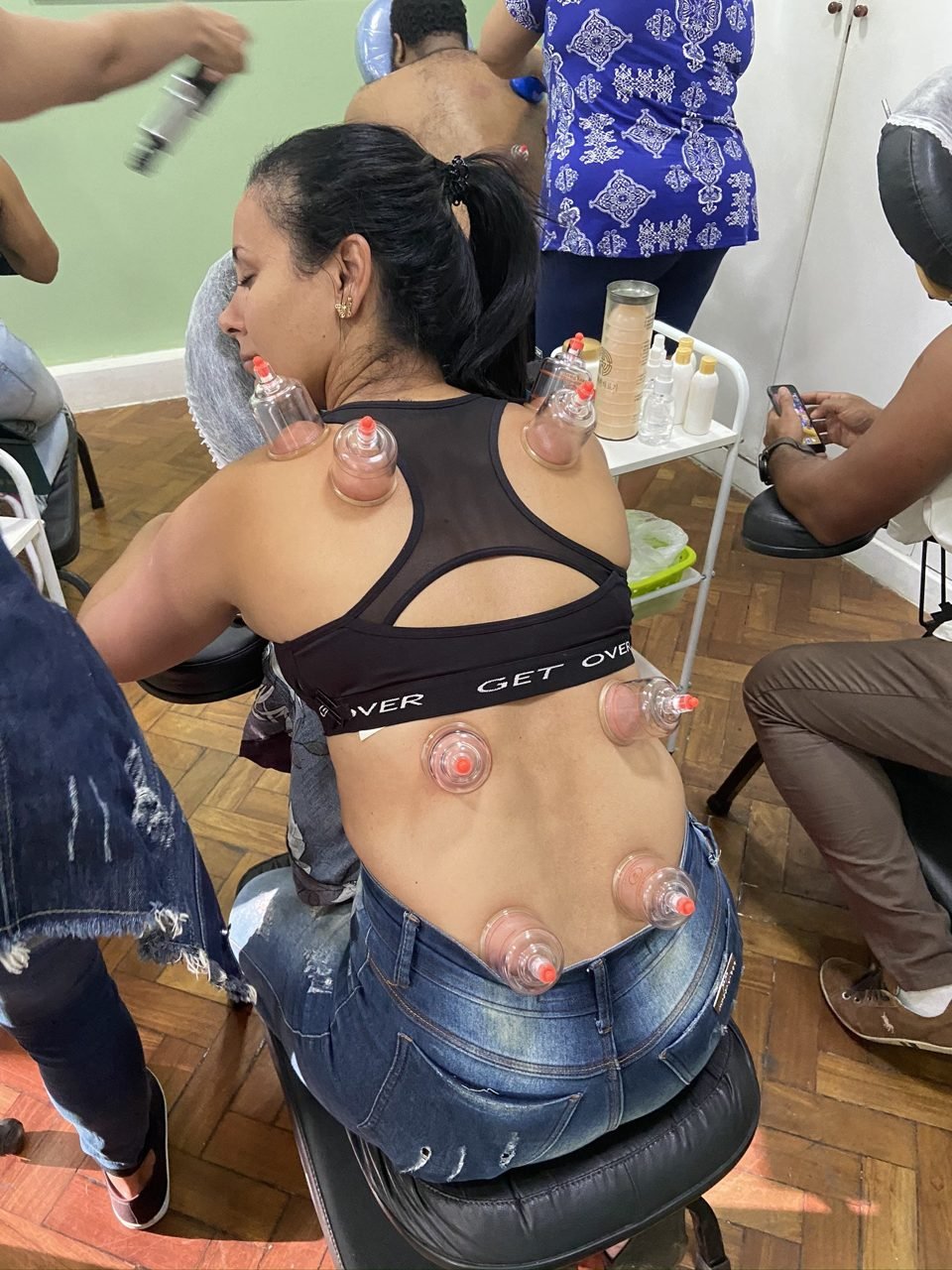 Colaboradores recebendo quick massage em cadeira ergonômica durante evento corporativo, no Rio de Janeiro — serviço de massagem expressa para empresas e SIPAT.
