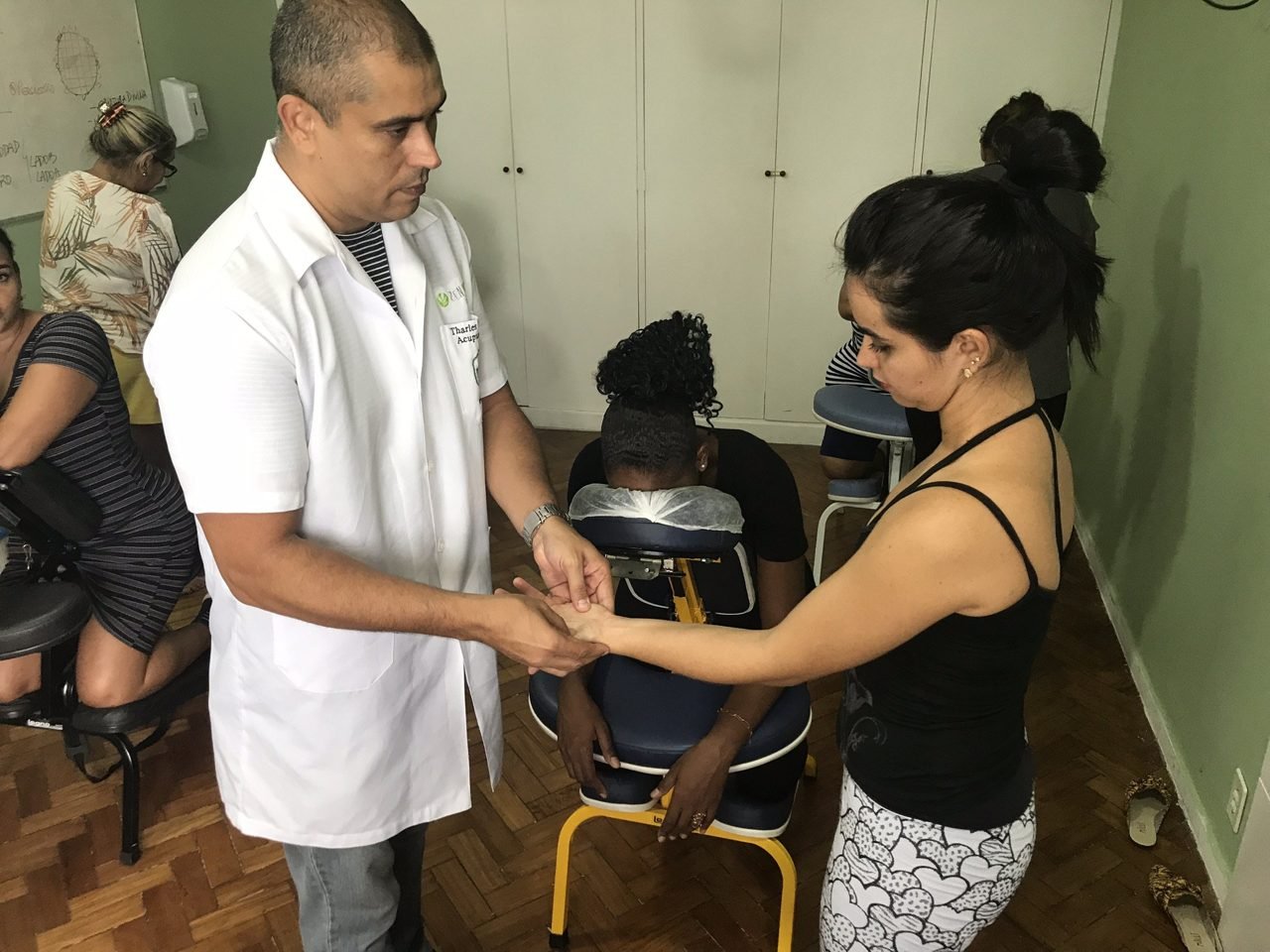 Colaboradores recebendo quick massage em cadeira ergonômica durante evento corporativo, no Rio de Janeiro Colaboradores recebendo quick massage em cadeira ergonômica durante evento corporativo, no Rio de Janeiro — serviço de massagem expressa para empresas e SIPAT.