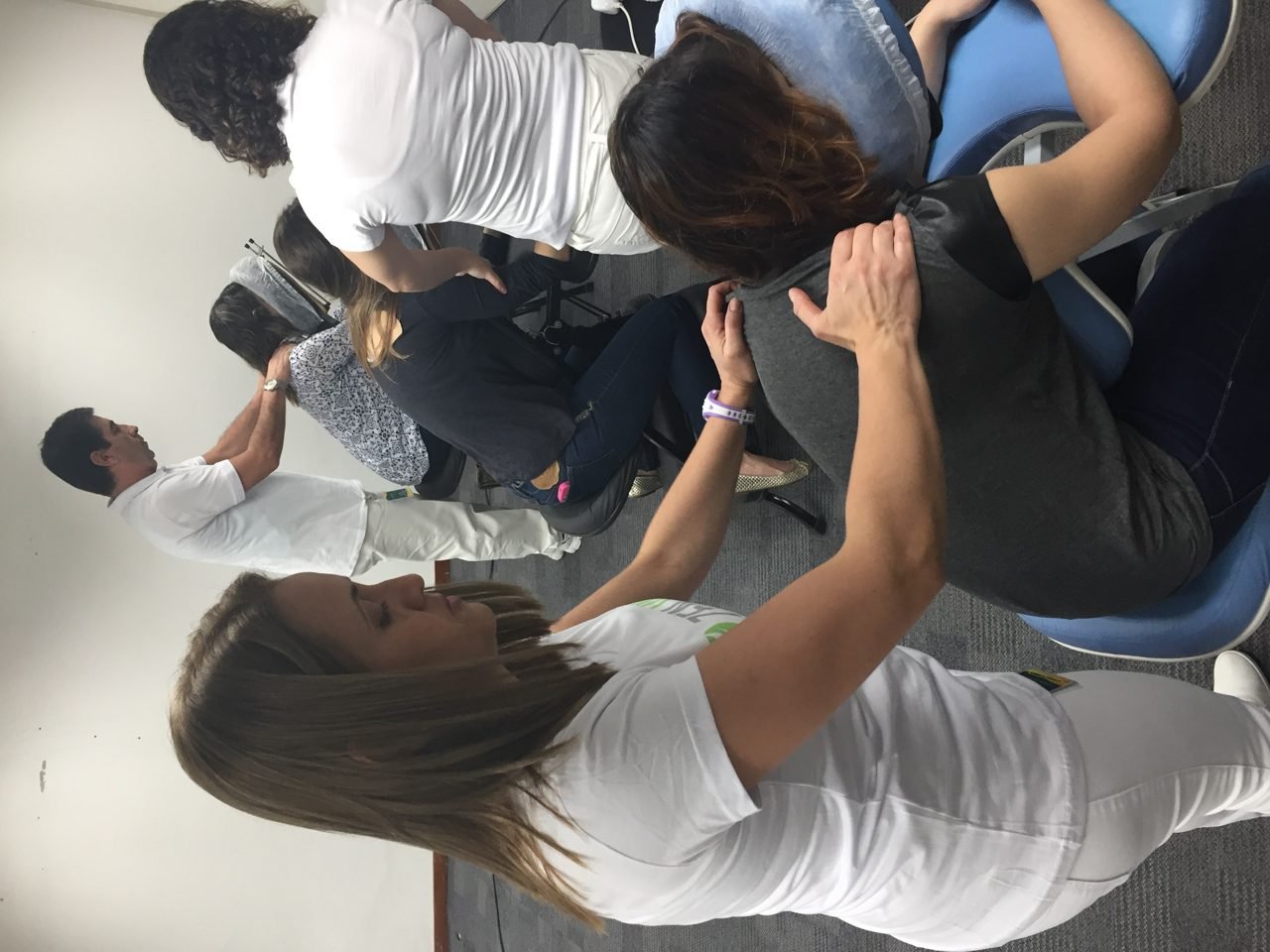 Colaboradores recebendo quick massage em cadeira ergonômica durante evento corporativo, no Rio de Janeiro Colaboradores recebendo quick massage em cadeira ergonômica durante evento corporativo, no Rio de Janeiro — serviço de massagem expressa para empresas e SIPAT.