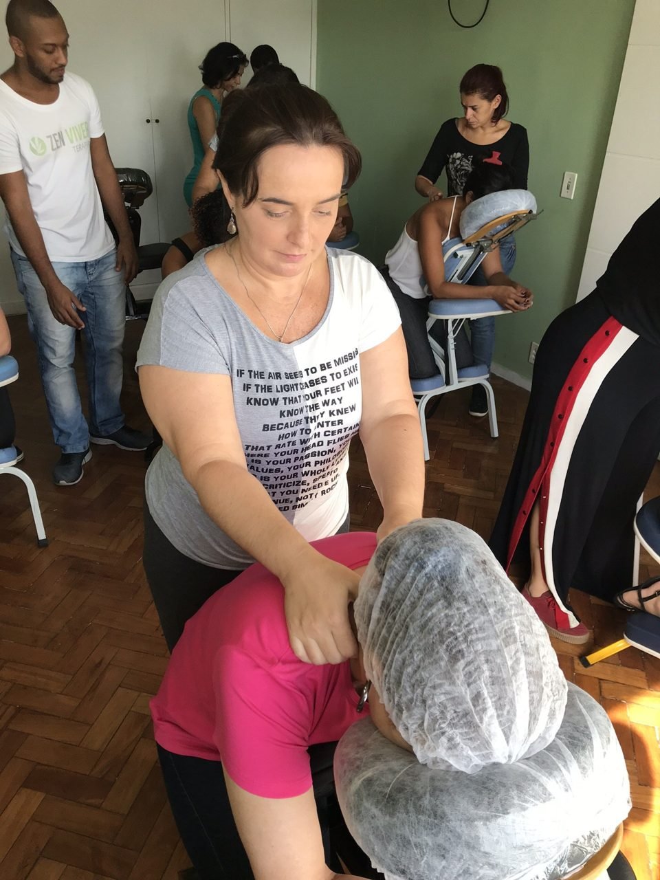 Colaboradores recebendo quick massage em cadeira ergonômica durante evento corporativo, no Rio de Janeiro — serviço de massagem expressa para empresas e SIPAT.