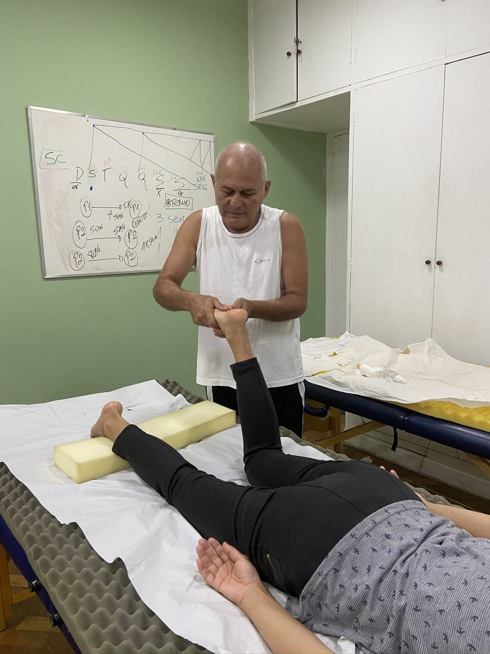 Colaboradores recebendo quick massage em cadeira ergonômica durante evento corporativo, no Rio de Janeiro — serviço de massagem expressa para empresas e SIPAT.