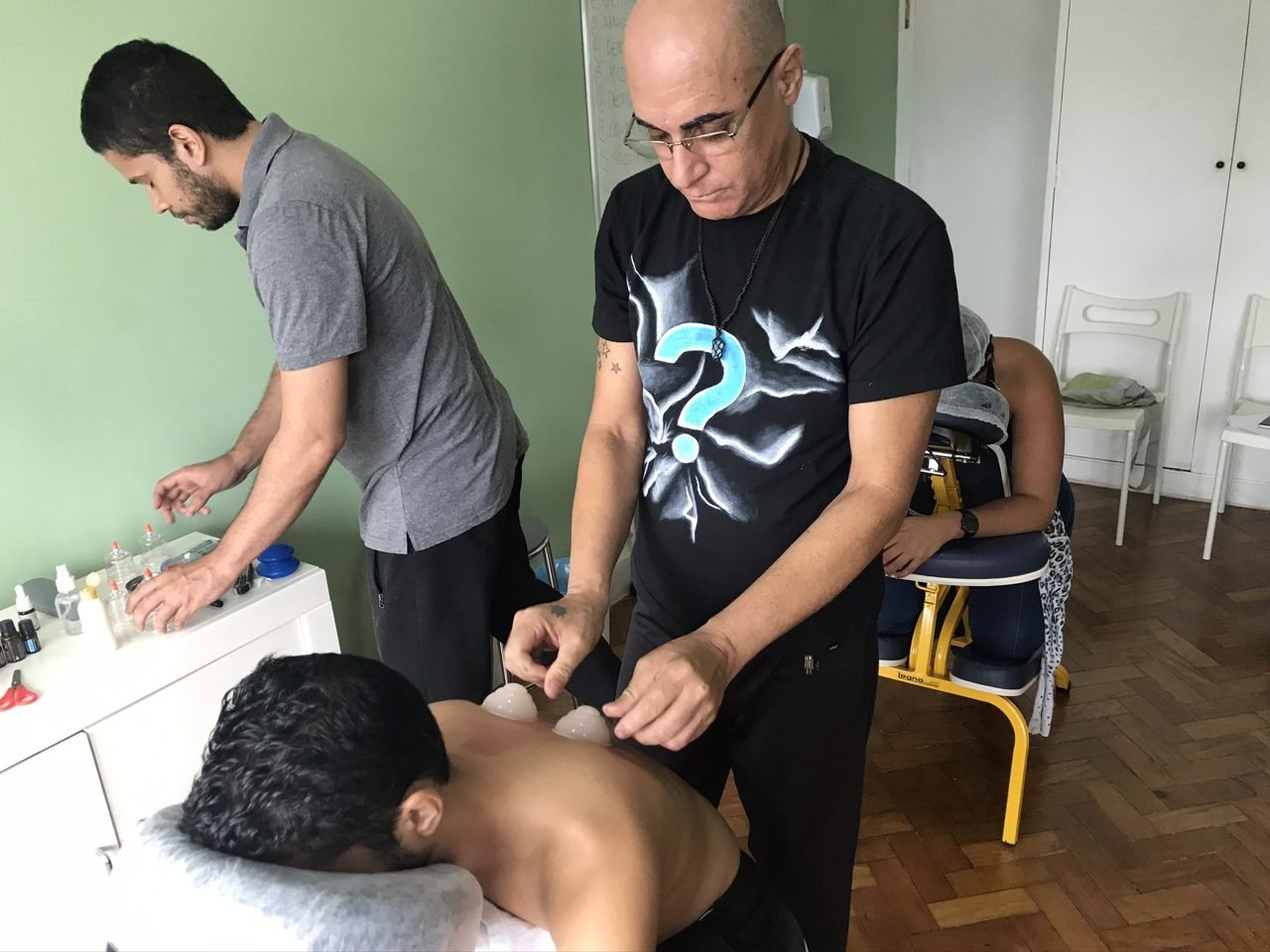Colaboradores recebendo quick massage em cadeira ergonômica durante evento corporativo, no Rio de Janeiro Colaboradores recebendo quick massage em cadeira ergonômica durante evento corporativo, no Rio de Janeiro — serviço de massagem expressa para empresas e SIPAT.