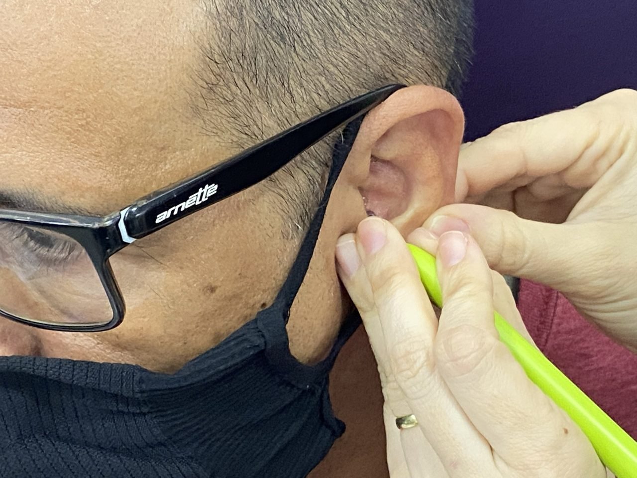 Colaboradores recebendo quick massage em cadeira ergonômica durante evento corporativo, no Rio de Janeiro — serviço de massagem expressa para empresas e SIPAT.