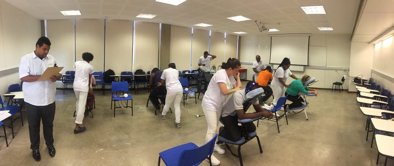Colaboradores recebendo quick massage em cadeira ergonômica durante evento corporativo, no Rio de Janeiro Colaboradores recebendo quick massage em cadeira ergonômica durante evento corporativo, no Rio de Janeiro — serviço de massagem expressa para empresas e SIPAT.