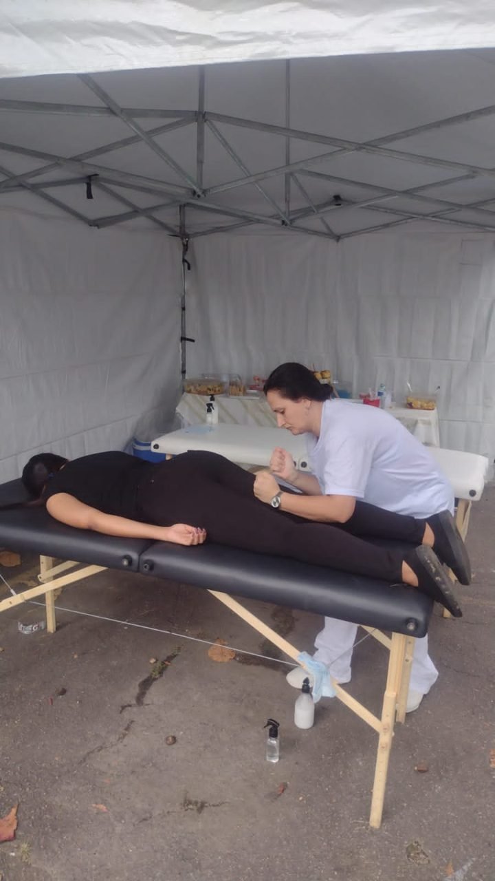 Visitantes sendo atendidos no estande de quick massage da Zen Viver em feira, no Rio de Janeiro — ativação de bem-estar para feiras e estandes.