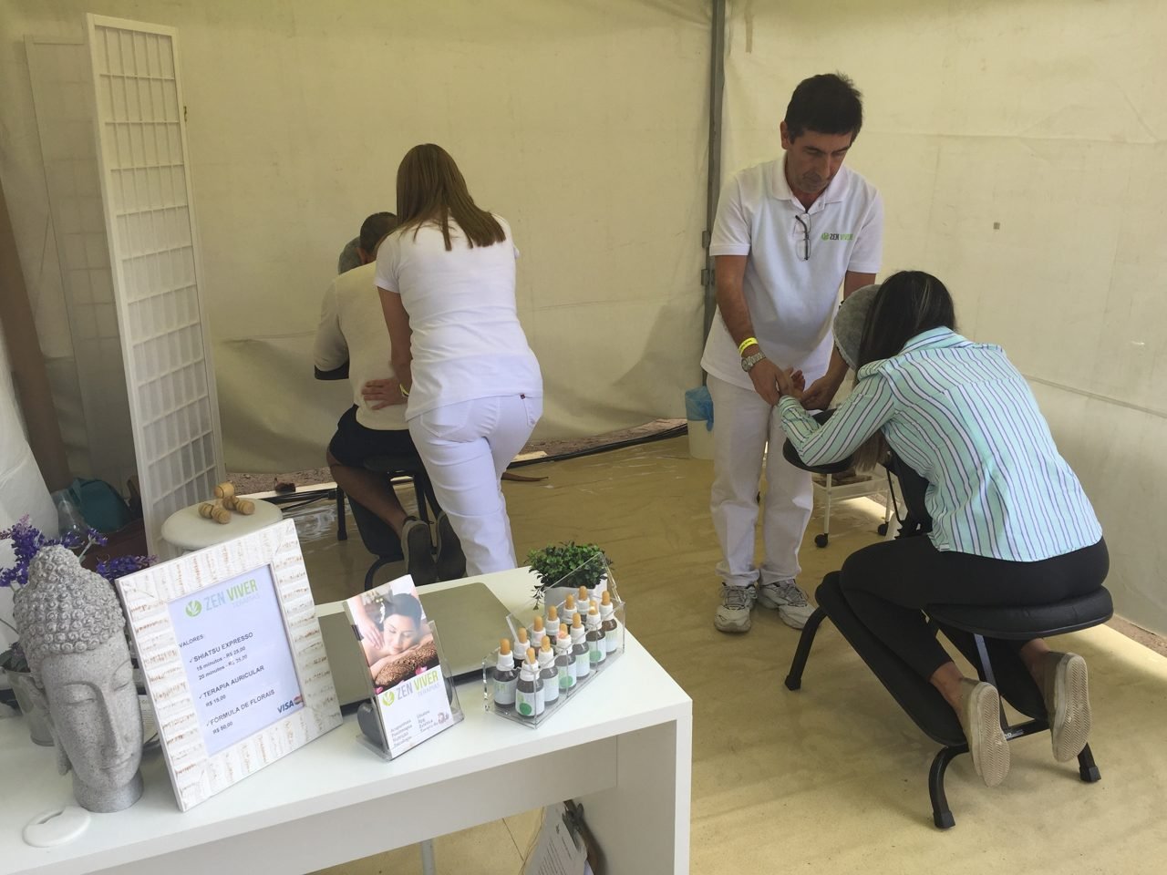 Visitantes sendo atendidos no estande de quick massage da Zen Viver em feira, no Rio de Janeiro Visitantes sendo atendidos no estande de quick massage da Zen Viver em feira, no Rio de Janeiro — ativação de bem-estar para feiras e estandes.