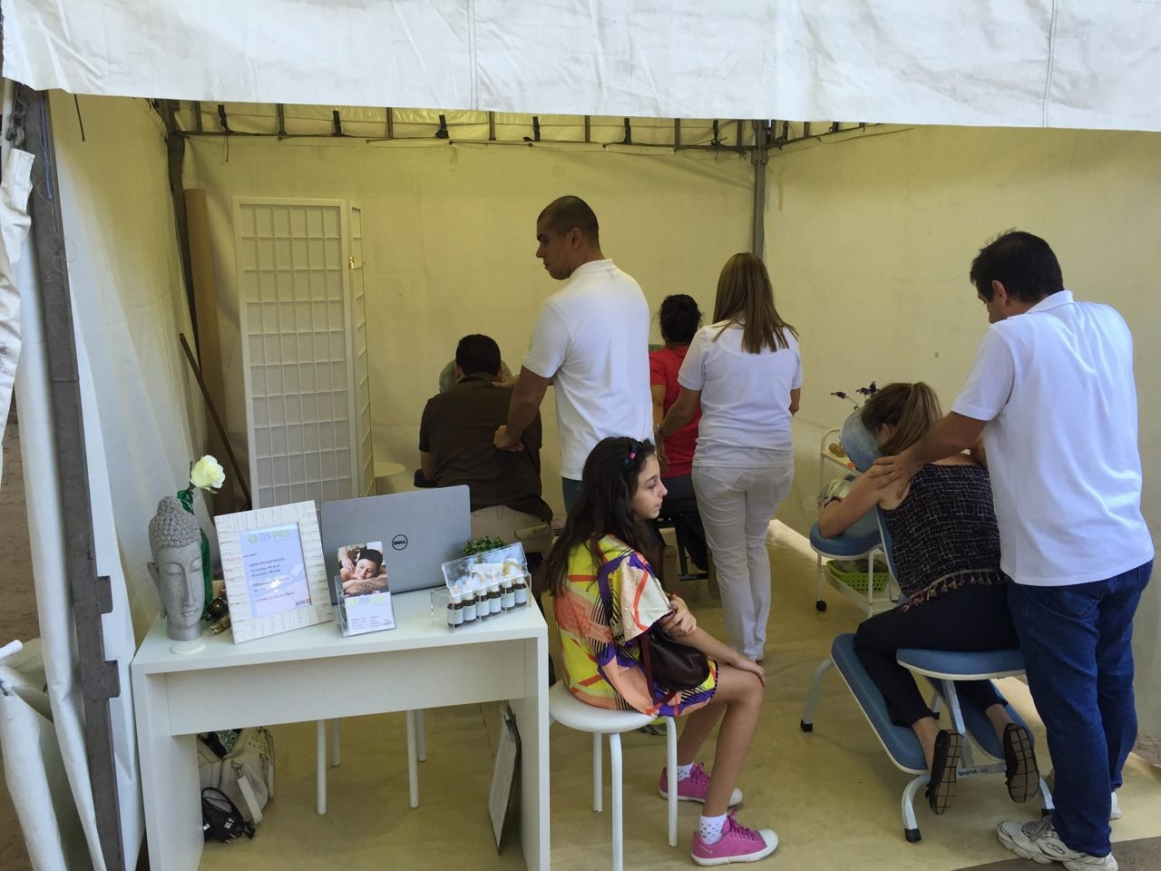 Visitantes sendo atendidos no estande de quick massage da Zen Viver em feira, no Rio de Janeiro Visitantes sendo atendidos no estande de quick massage da Zen Viver em feira, no Rio de Janeiro — ativação de bem-estar para feiras e estandes.
