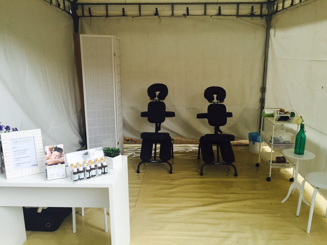 Visitantes sendo atendidos no estande de quick massage da Zen Viver em feira, no Rio de Janeiro Visitantes sendo atendidos no estande de quick massage da Zen Viver em feira, no Rio de Janeiro — ativação de bem-estar para feiras e estandes.