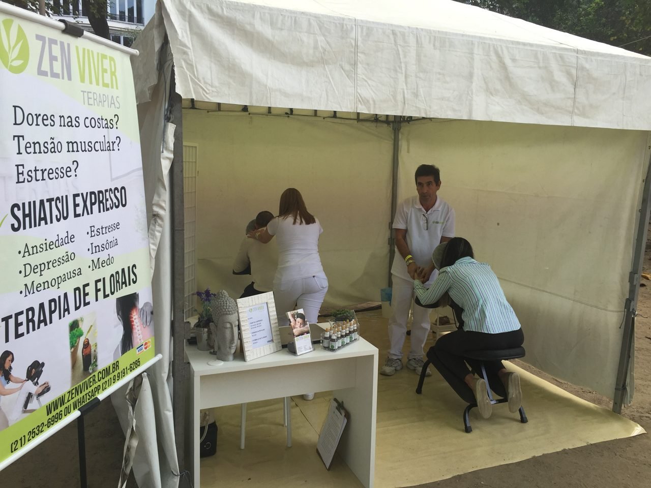 Visitantes sendo atendidos no estande de quick massage da Zen Viver em feira, no Rio de Janeiro — ativação de bem-estar para feiras e estandes.