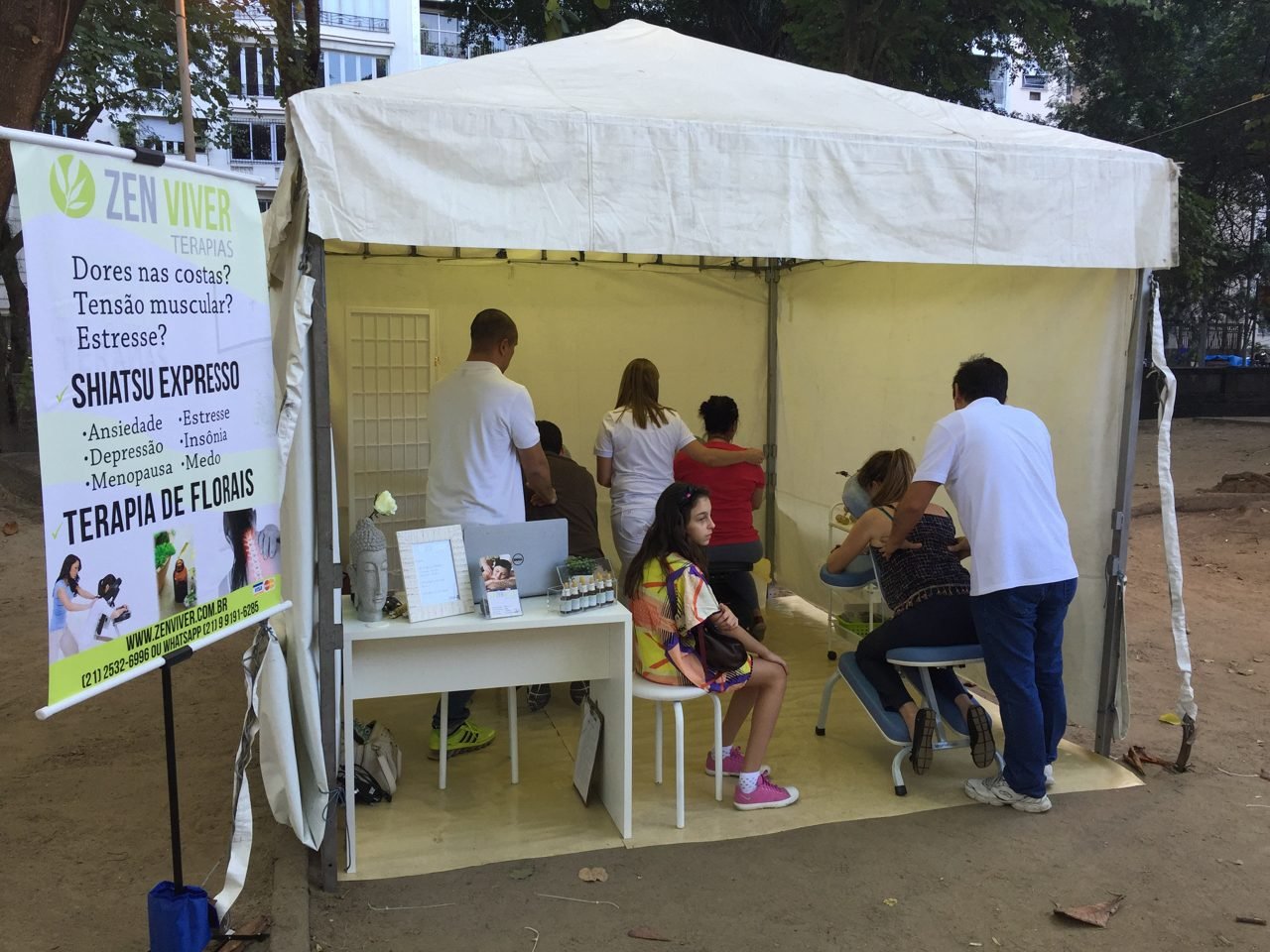 Visitantes sendo atendidos no estande de quick massage da Zen Viver em feira, no Rio de Janeiro — ativação de bem-estar para feiras e estandes.