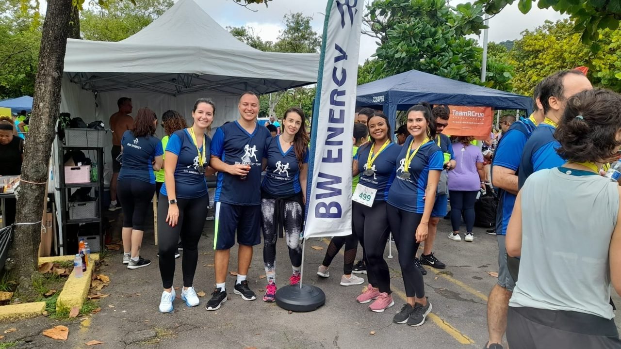 Visitantes sendo atendidos no estande de quick massage da Zen Viver em feira, no Rio de Janeiro Visitantes sendo atendidos no estande de quick massage da Zen Viver em feira, no Rio de Janeiro — ativação de bem-estar para feiras e estandes.