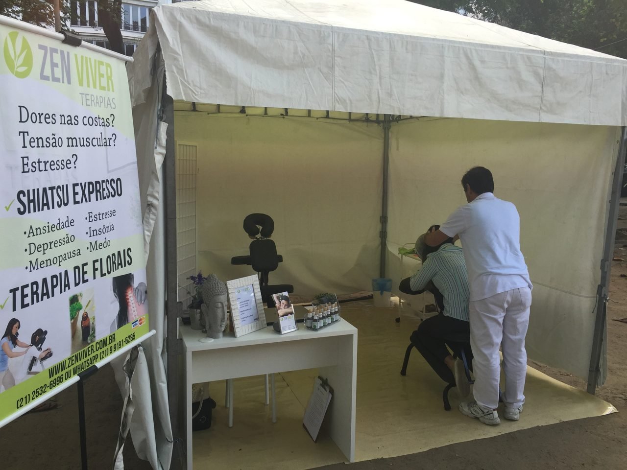Visitantes sendo atendidos no estande de quick massage da Zen Viver em feira, no Rio de Janeiro Visitantes sendo atendidos no estande de quick massage da Zen Viver em feira, no Rio de Janeiro — ativação de bem-estar para feiras e estandes.