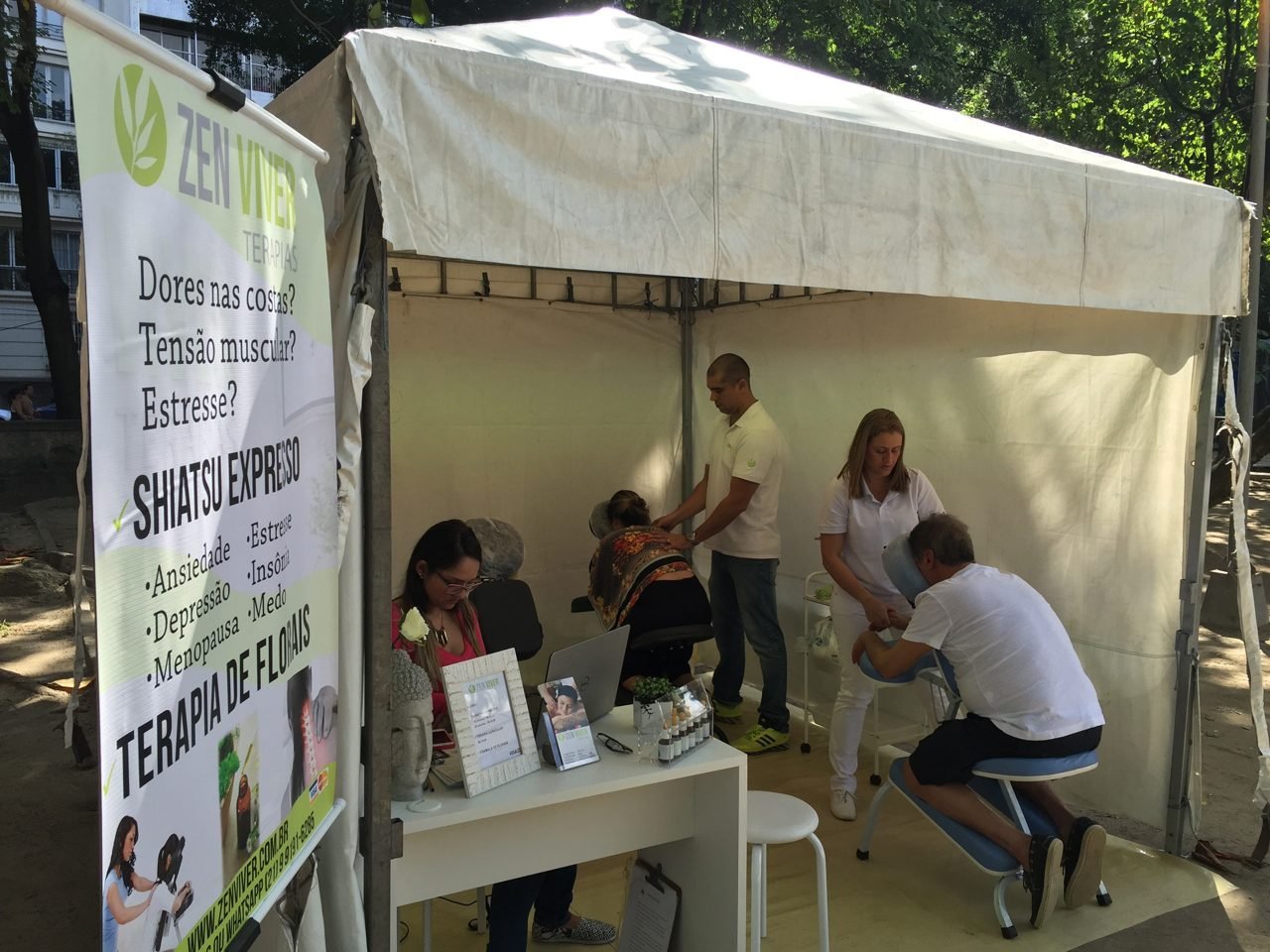 Visitantes sendo atendidos no estande de quick massage da Zen Viver em feira, no Rio de Janeiro Visitantes sendo atendidos no estande de quick massage da Zen Viver em feira, no Rio de Janeiro — ativação de bem-estar para feiras e estandes.