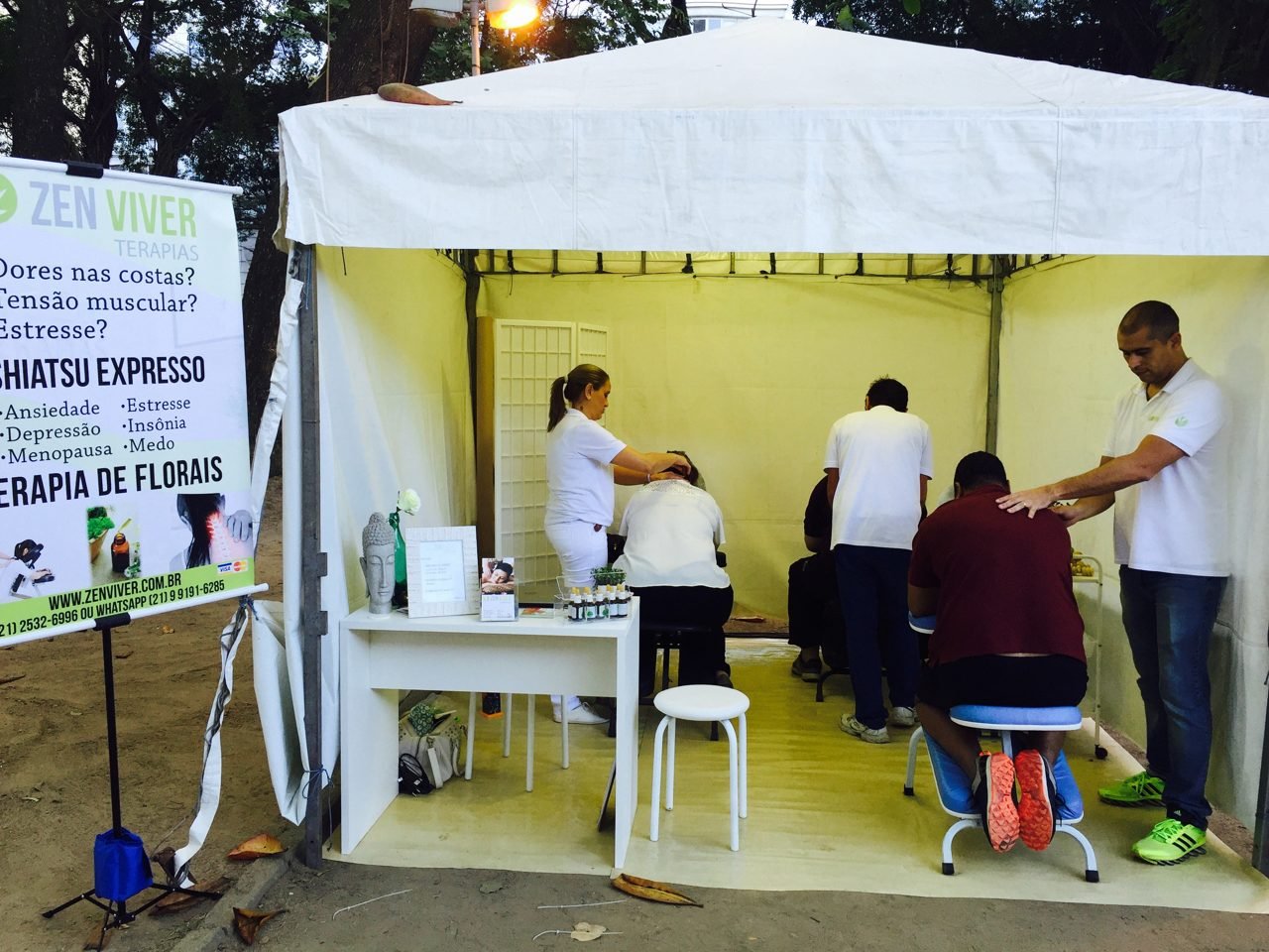 Visitantes sendo atendidos no estande de quick massage da Zen Viver em feira, no Rio de Janeiro — ativação de bem-estar para feiras e estandes.